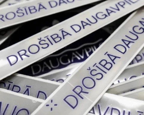 В Даугавпилсе бесплатно раздают отражатели для пешеходов