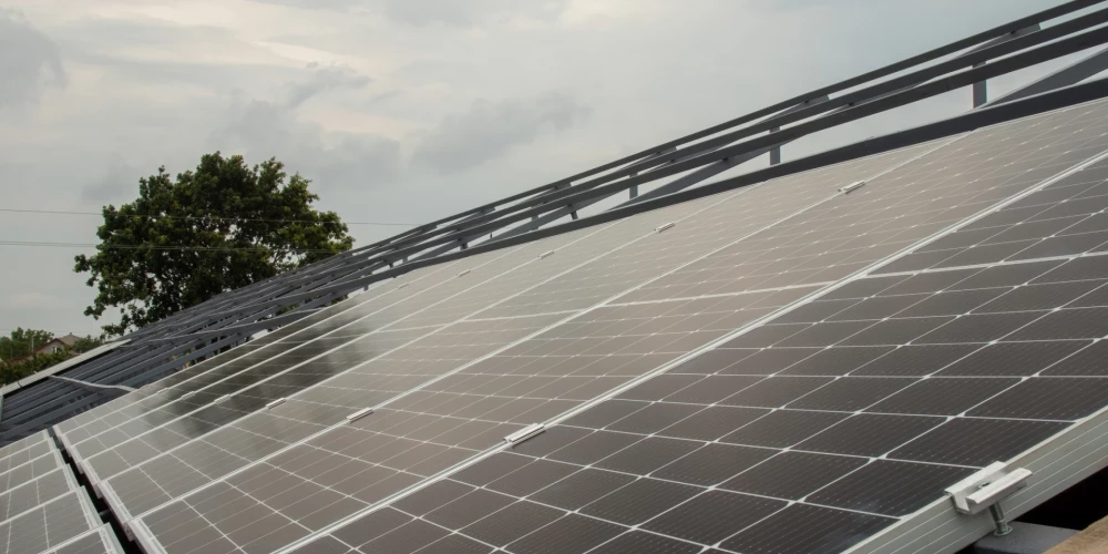 В Латвии разрабатывают программу поддержки солнечных панелей на крышах многоэтажек