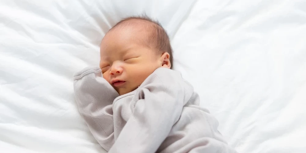 В Латвии родились первые дети 2026 года: девочка в Риге и двое малышей в Лиепае