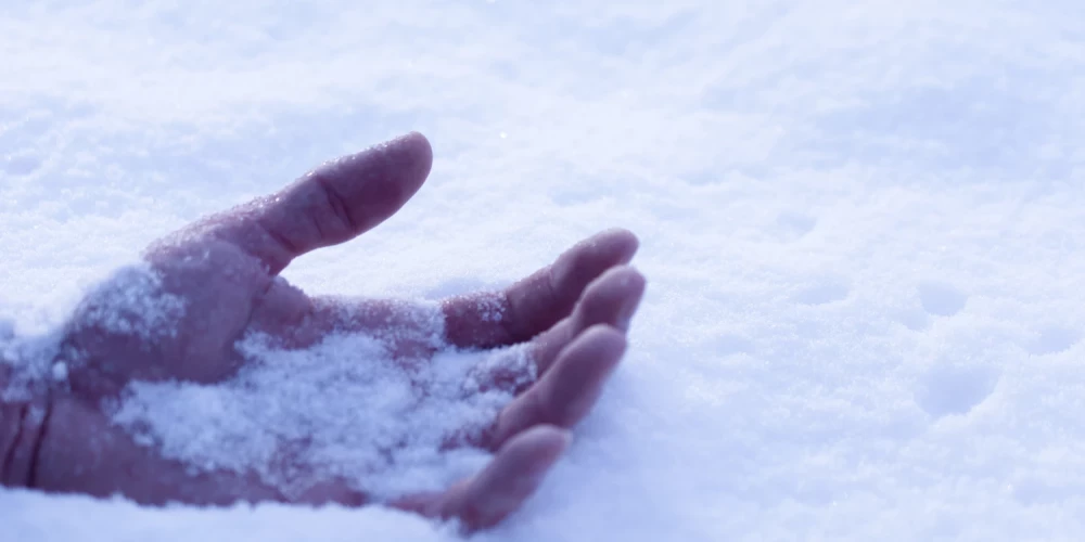 В Лиепае у горки дети обнаружили замерзшего мужчину