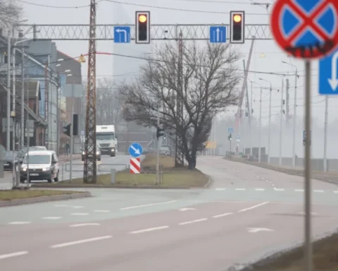 В Риге на загруженном перекрестке не работает светофор — власти объясняют причины ремонта