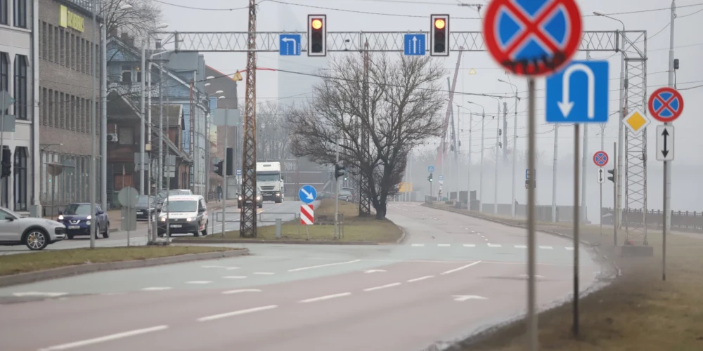 В Риге на загруженном перекрестке не работает светофор — власти объясняют причины ремонта