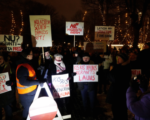 В Риге прошёл пикет против мигрантских квот, участие приняли около 60 человек