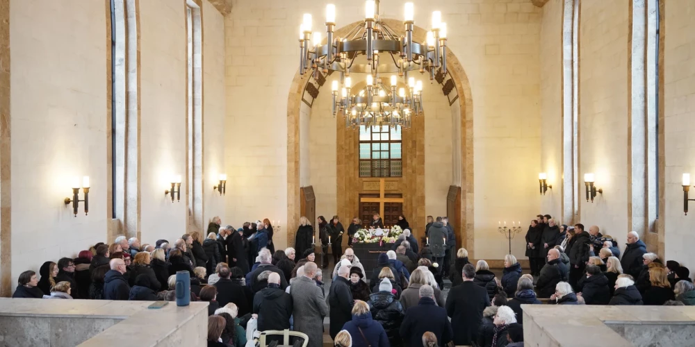 В Риге простились с латвийской писательницей Норой Икстеной