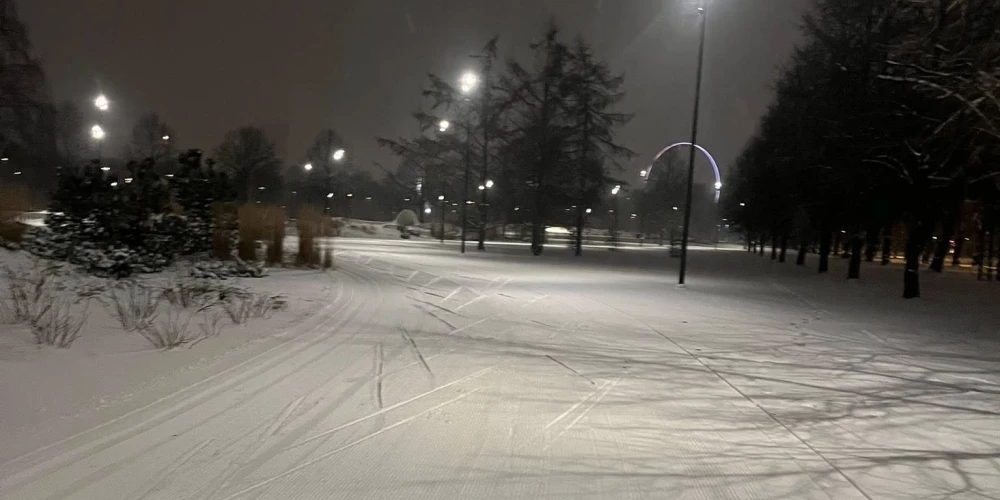 В Риге в парке Узварас открыта лыжная трасса и пункт проката оборудования