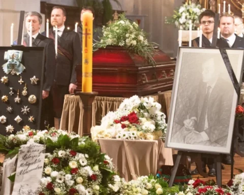 В Рижском Домском соборе прошли проводы ученого Иманта Фрейбергса, мужа Вайры Вике-Фрейберги