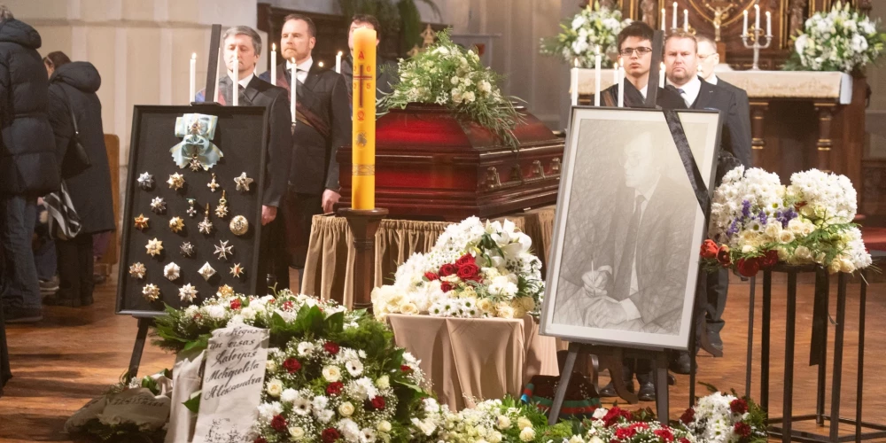 В Рижском Домском соборе прошли проводы ученого Иманта Фрейбергса, мужа Вайры Вике-Фрейберги