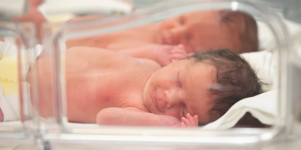 В Рижском роддоме за 10 дней появилось восемь пар близнецов