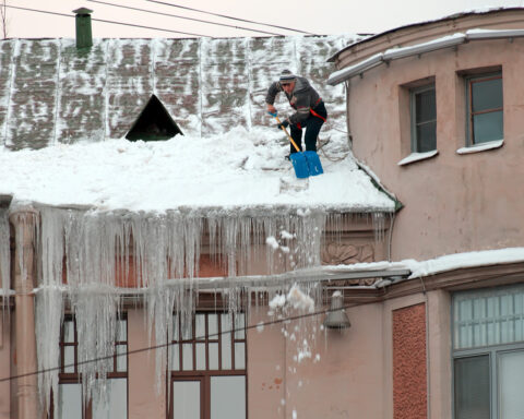 Власти Петербурга ввели штрафы за сосульки с помощью нейросети