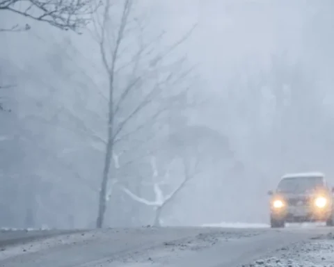Водителей призывают запланировать дополнительное время на поездку в среду утром из-за сильного снегопада