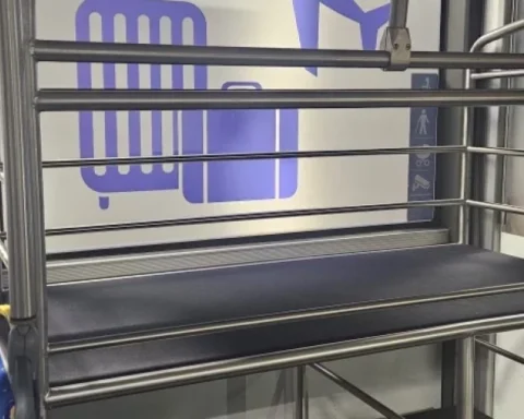 Все автобусы до аэропорта "Рига" теперь оснащены полками для чемоданов