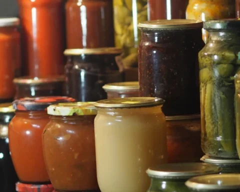 Заготовки латвийцев в опасности: во что выливается посещение подвалов для хранения продуктов