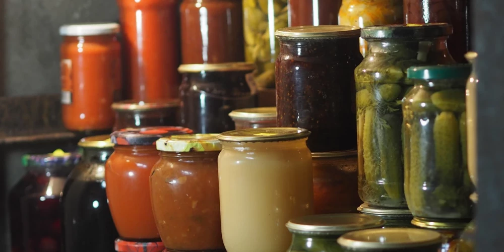 Заготовки латвийцев в опасности: во что выливается посещение подвалов для хранения продуктов