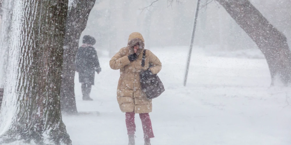 Желтое предупреждение о метели для юга Латвии: ожидается снежный покров до 10 см