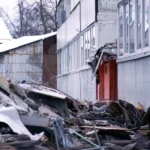 Жильцы Баускас собираются на общее заседание после взрыва для обсуждения будущей охраны здания