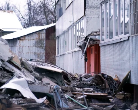 Жильцы Баускас собираются на общее заседание после взрыва для обсуждения будущей охраны здания