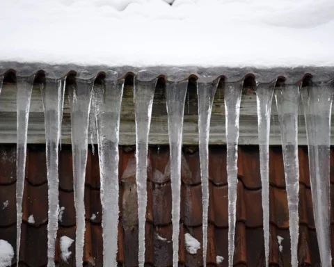 Жителей латвийского города предупреждают о риске падения сосулек с крыш
