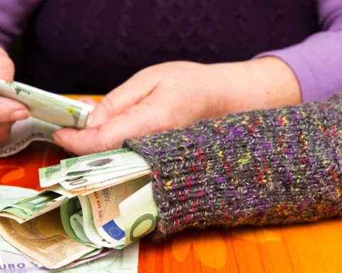 Жители Латвии предпочитают хранить деньги в чулках из-за низкого доверия к финансам