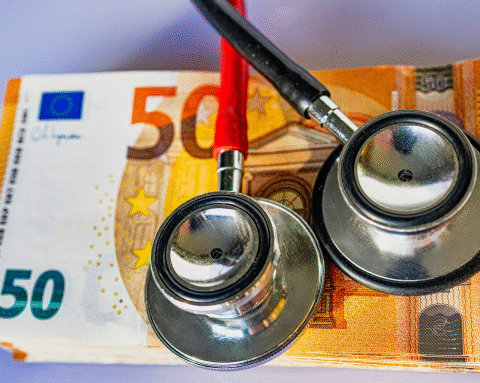 Жители Латвии собрали 10 000 подписей для повышения налогового лимита на медрасходы