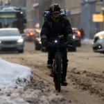 Жители Риги жалуются на непроходимые велодорожки после метели