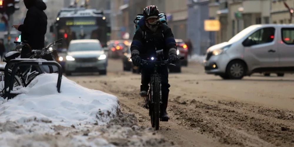Жители Риги жалуются на непроходимые велодорожки после метели