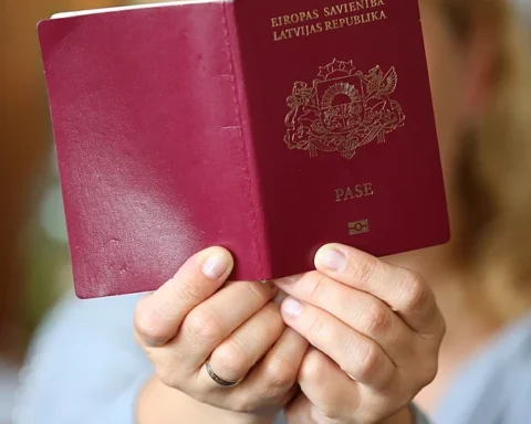 Жители требуют лишать нелояльных гражданства и выдворять их из Латвии