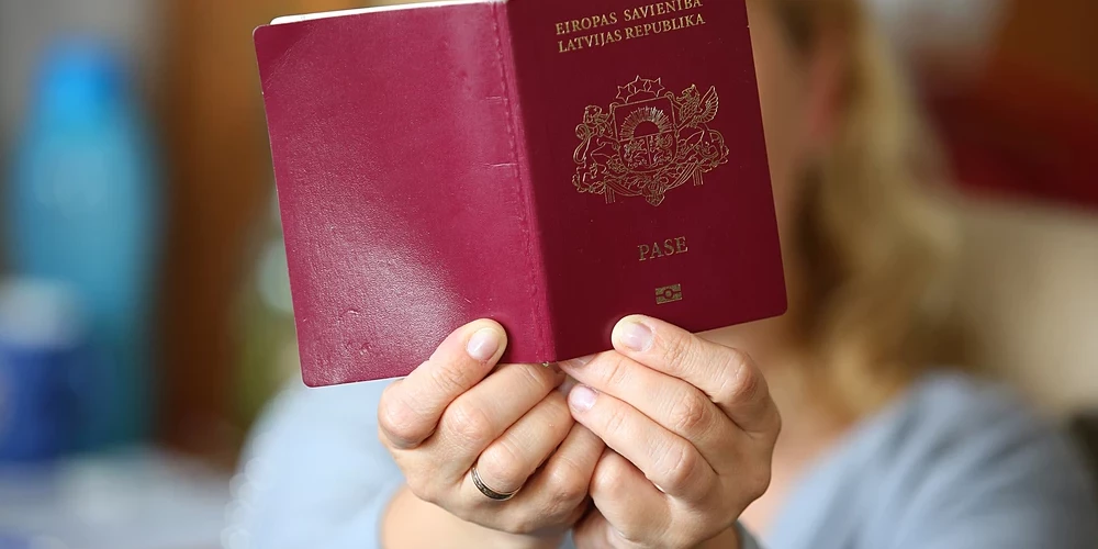 Жители требуют лишать нелояльных гражданства и выдворять их из Латвии