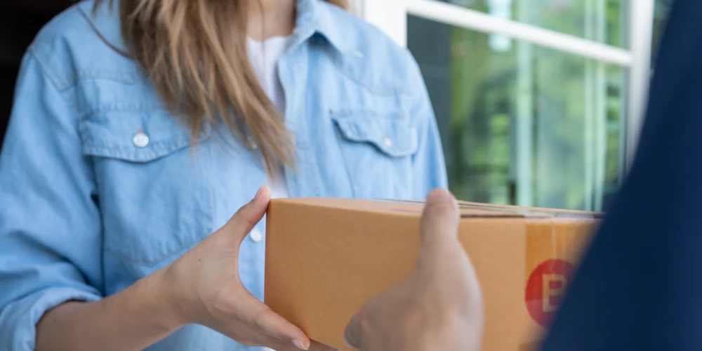 Жительница Латвии рассказала о мошеннической схеме лечения посылок на 95 евро