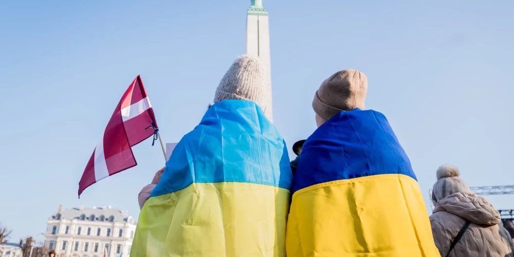 24 февраля в Риге у памятника Свободы сформируют силуэт Украины и споют гимны Латвии и Украины