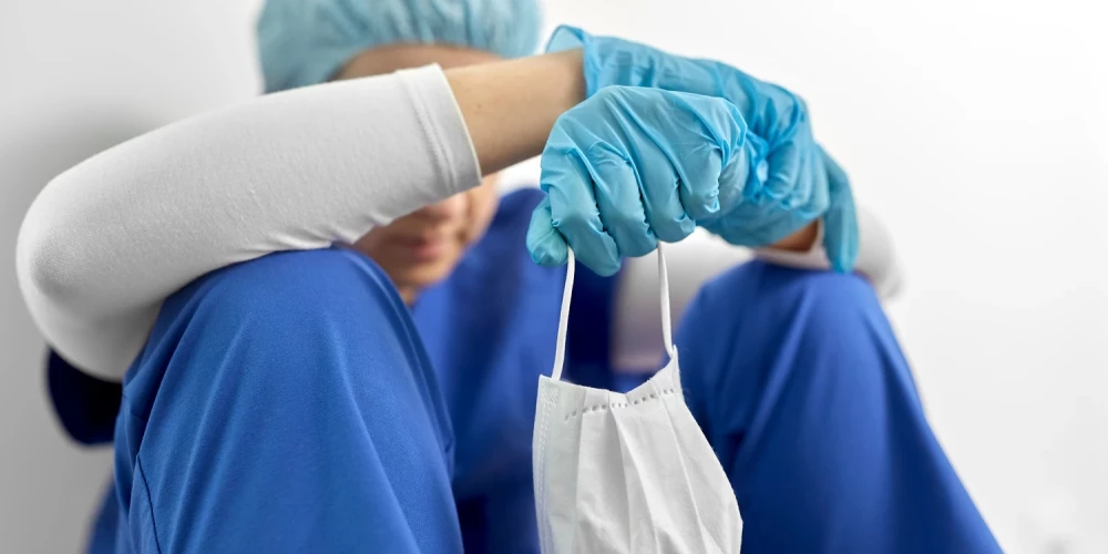 Больницы Латвии увольняют граждан России и Беларуси без выходных пособий