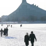 Даугава как центр зимнего отдыха: рижане катаются на коньках и гуляют с собаками