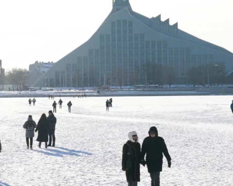 Даугава как центр зимнего отдыха: рижане катаются на коньках и гуляют с собаками