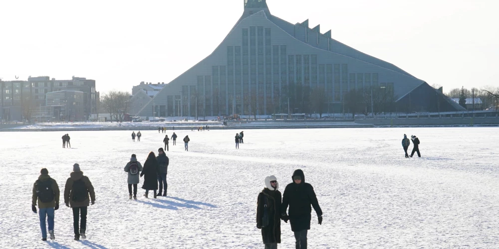 Даугава как центр зимнего отдыха: рижане катаются на коньках и гуляют с собаками