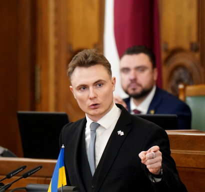 Депутат Артурс Бутанс критикует позицию министра культуры по русскому вещанию