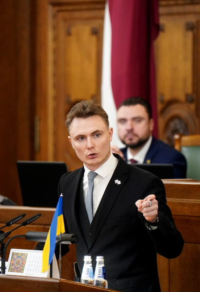 Депутат Артурс Бутанс критикует позицию министра культуры по русскому вещанию