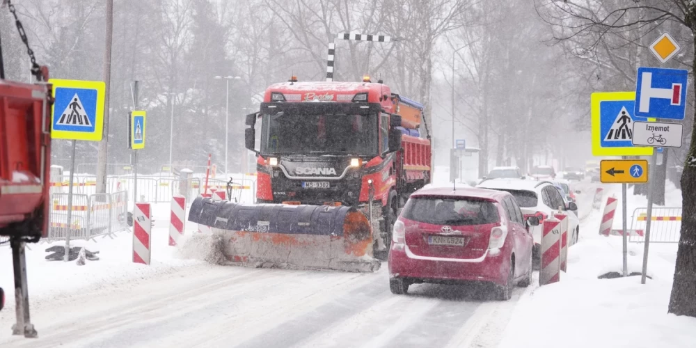 Депутат Рижской думы о проблемах с уборкой улиц: контроль качества недостаточен