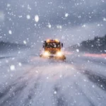 Дорожные службы Латвии готовятся к работе в условиях непогоды, водителей предупреждают