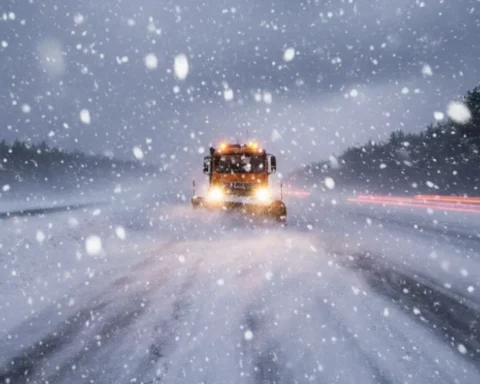 Дорожные службы Латвии готовятся к работе в условиях непогоды, водителей предупреждают