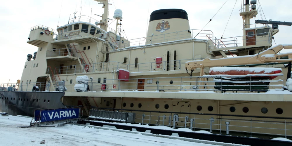 Двоих людей спасли спустя 5 часов после того, как их унесло в море на льдине у Плиеньциемса