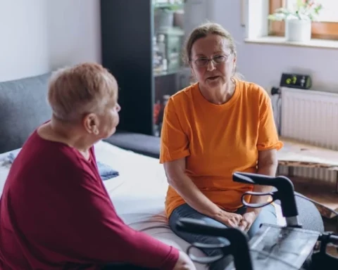 Эксперты призывают активнее вовлекать пожилых людей в волонтерство в Латвии