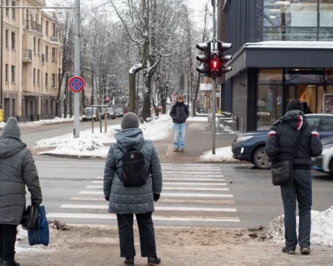 Исследование: уровень доверия латвийцев к политикам продолжает снижаться