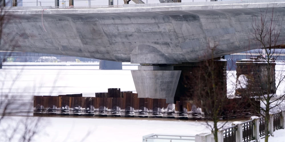 Консервация опоры моста в Даугаве обойдется в полмиллиона евро, строительство не начато