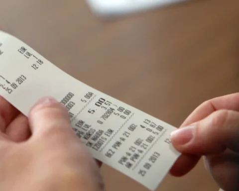 Латвийцам разъяснили, как упростить подачу годовой декларации о доходах за лечение