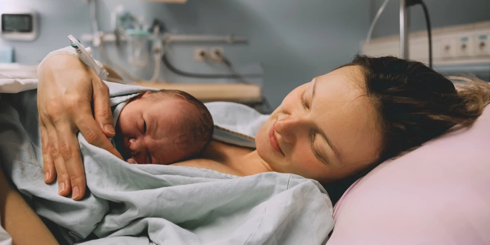 Латвийские женщины обсуждают возможность рождения детей на фоне демографического спада