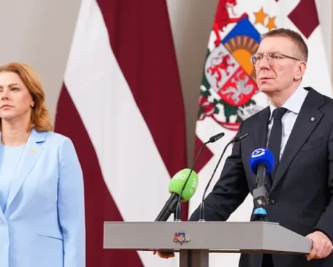 Латвия усиливает меры против оправдания агрессии, заявили Ринкевич и Силиня