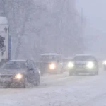 Латвию ожидает сильная метель, дороги и рельсы могут стать непроезжими