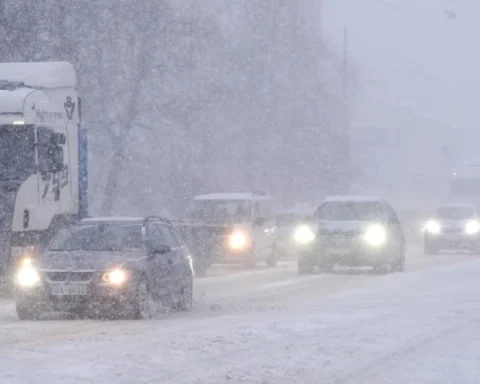 Латвию ожидает сильная метель, дороги и рельсы могут стать непроезжими