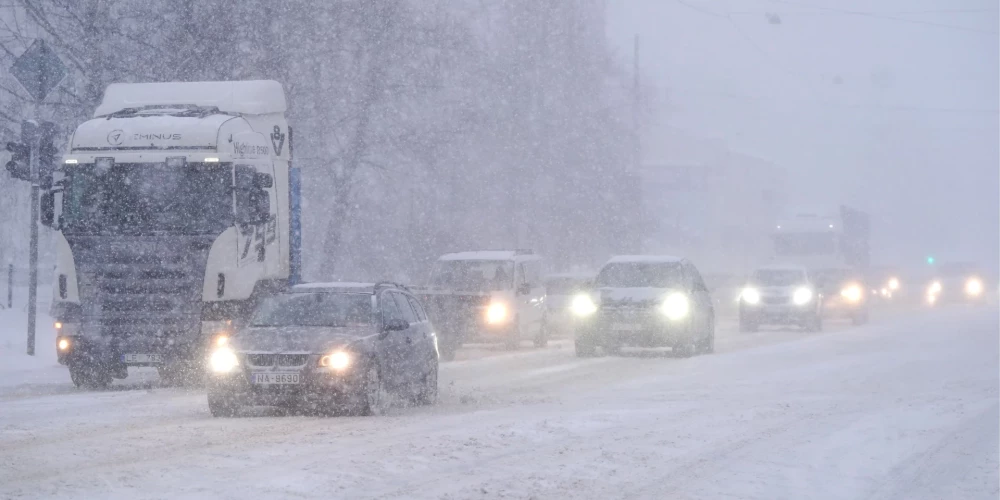 Латвию ожидает сильная метель, дороги и рельсы могут стать непроезжими