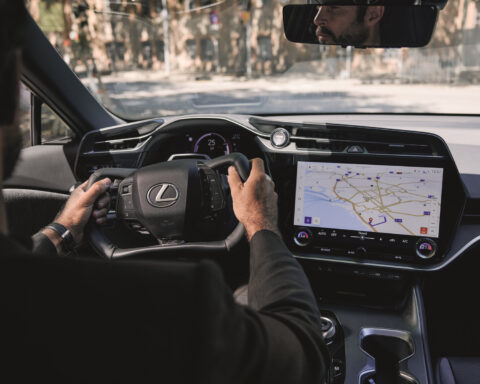 Lexus презентует систему steer-by-wire в новом электрическом кроссовере RZ