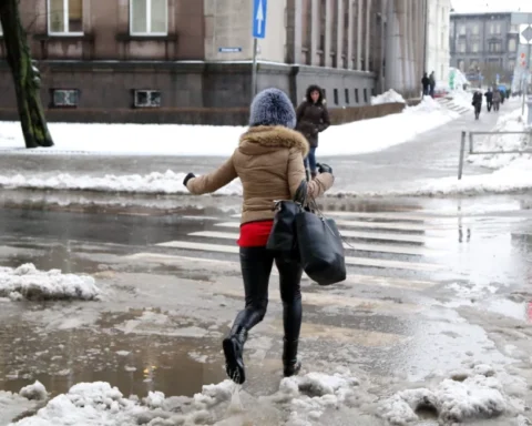 Морозы продолжают удерживать Латвию: в ночь на неделю ожидается до -27 градусов, в выходные возможна оттепель
